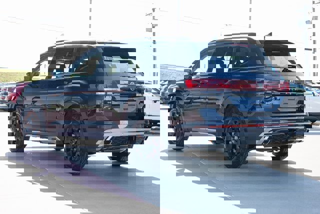 New 2025 Volkswagen Atlas Peak Edition SE image 4