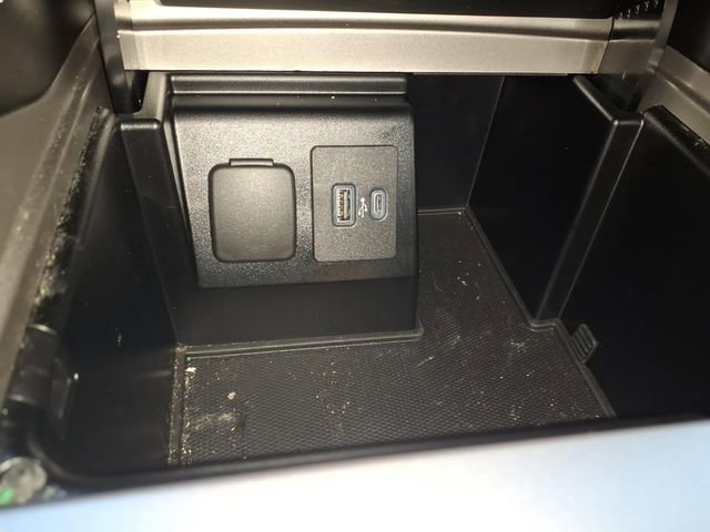 Used 2020 Ford Explorer XLT w/ Equipment Group 202A image 27