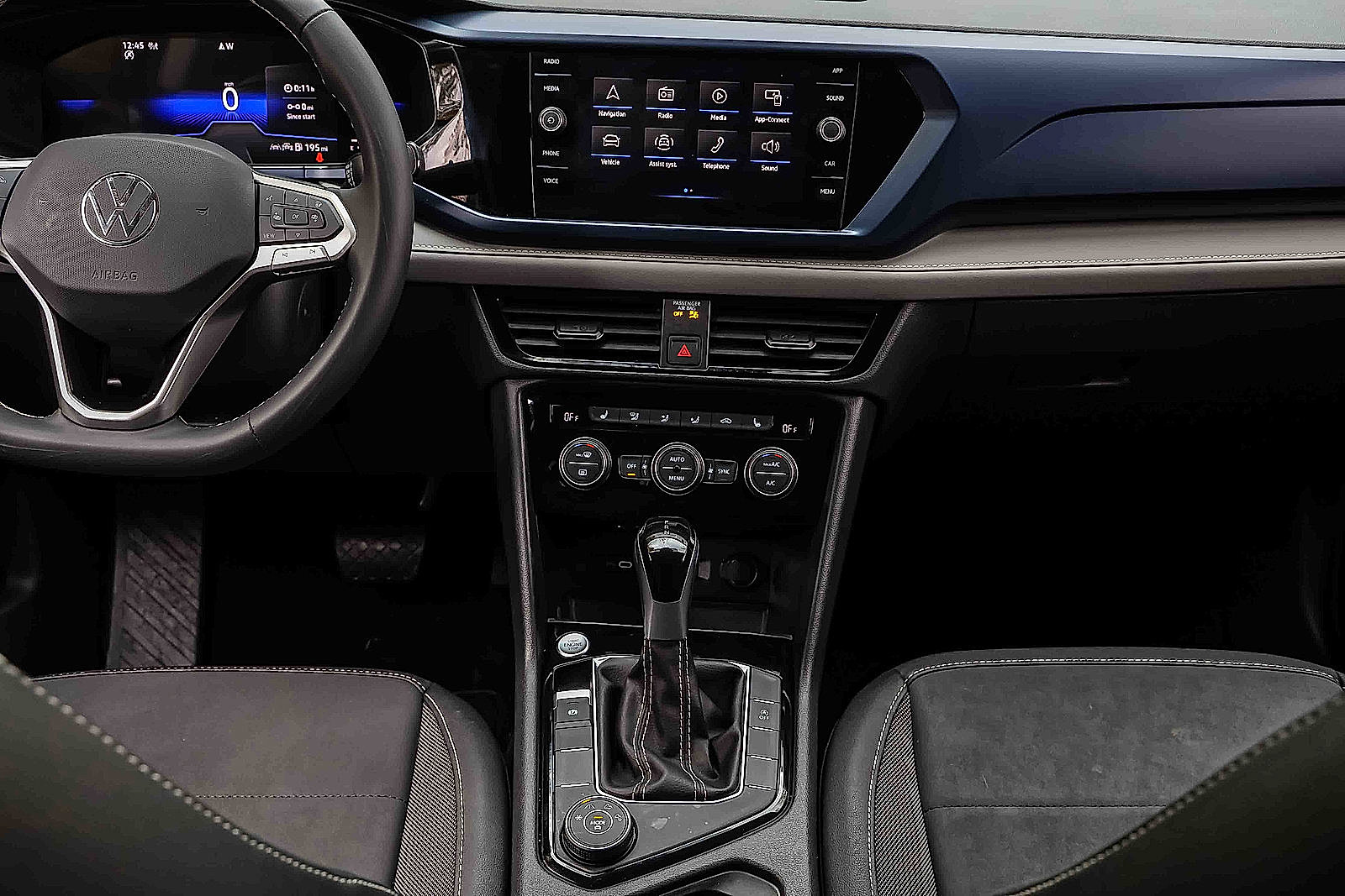 Used 2024 Volkswagen Taos SE image 11