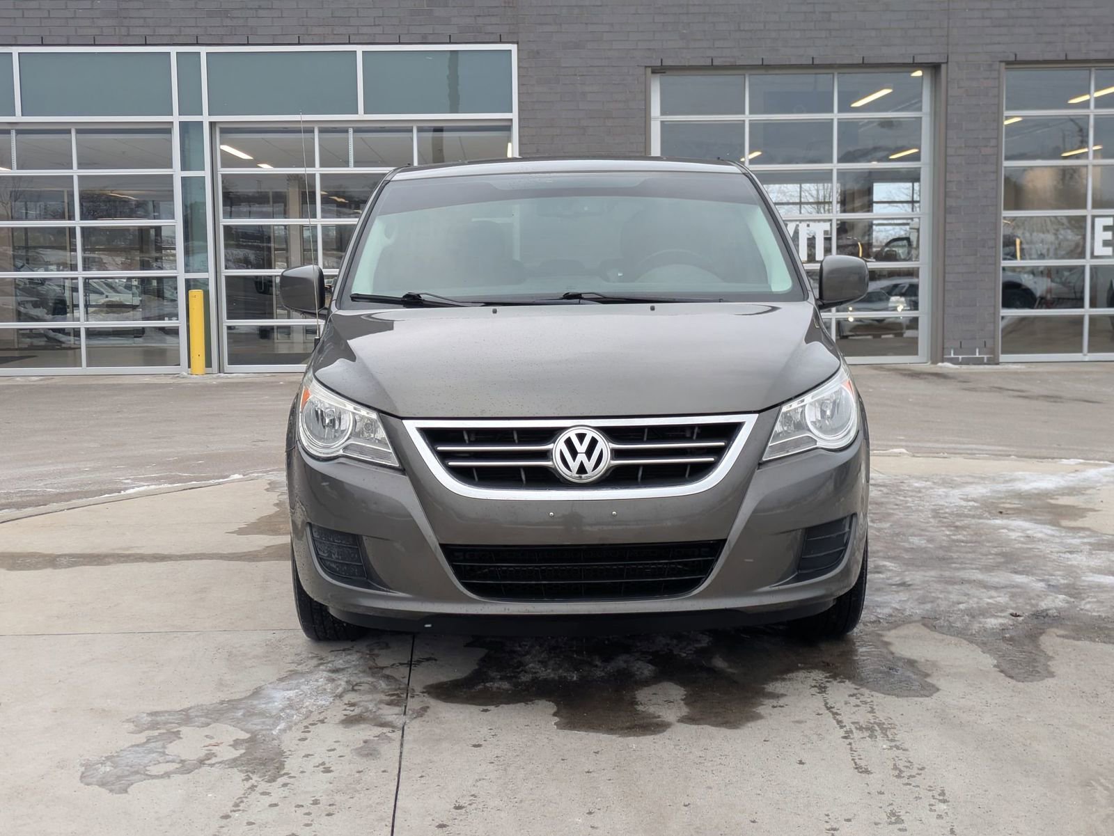 Used 2010 Volkswagen Routan SEL image 9