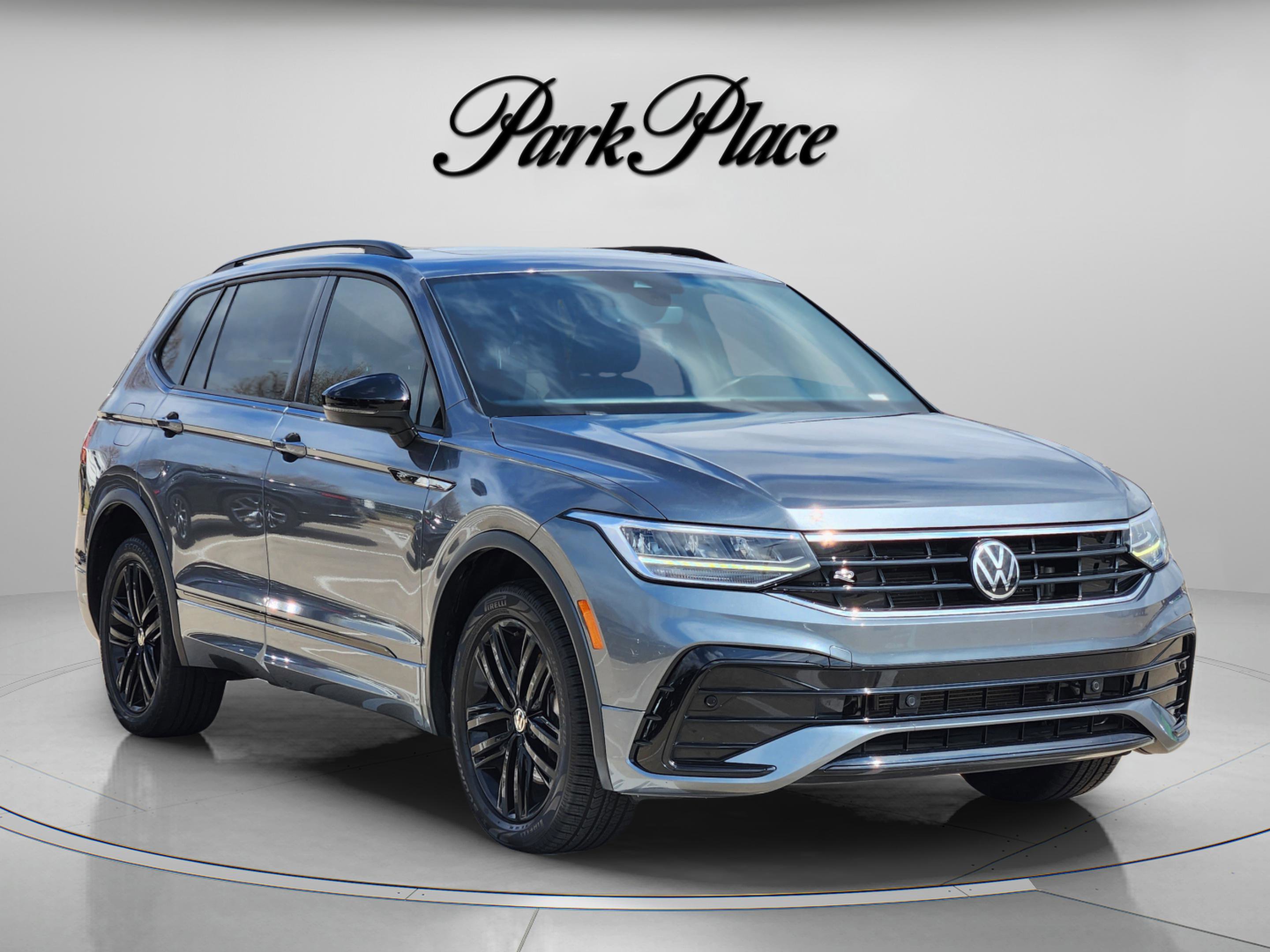 Used 2022 Volkswagen Tiguan SE R-Line image 4