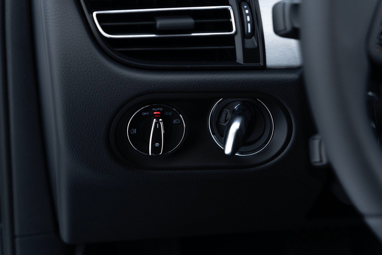 New 2025 Porsche Macan image 28