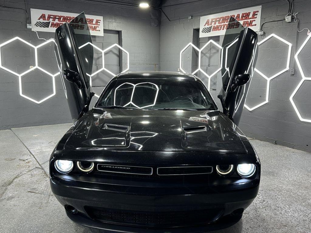 Used 2017 Dodge Challenger SXT RWD image 2