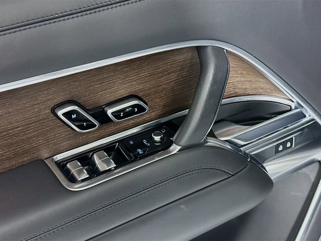 Used 2023 Land Rover Range Rover SE image 24