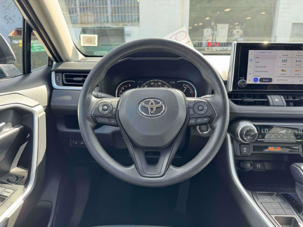 Used 2025 Toyota RAV4 XLE AWD/4WD image 21
