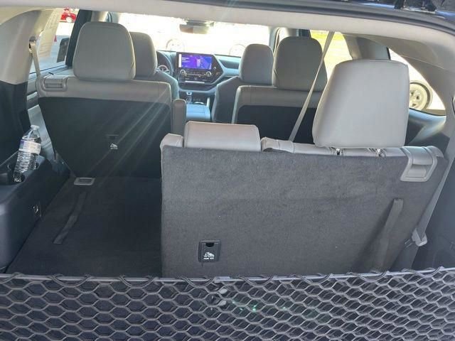 Used 2025 Toyota Highlander Platinum image 21