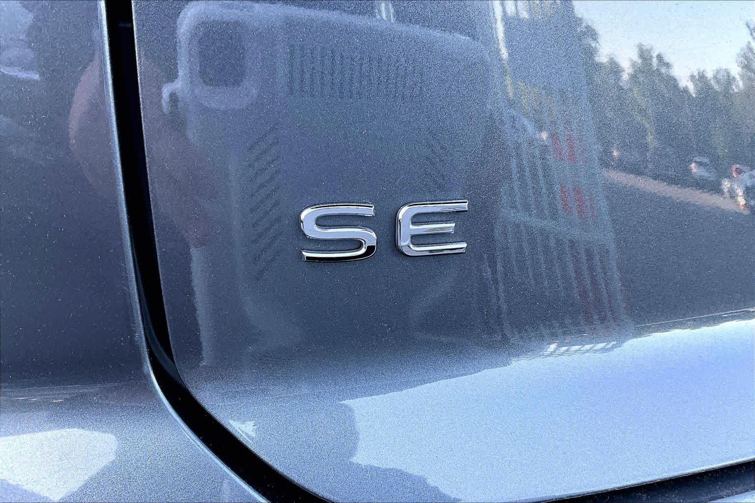 Used 2025 Volkswagen Atlas Cross Sport SE FWD image 31