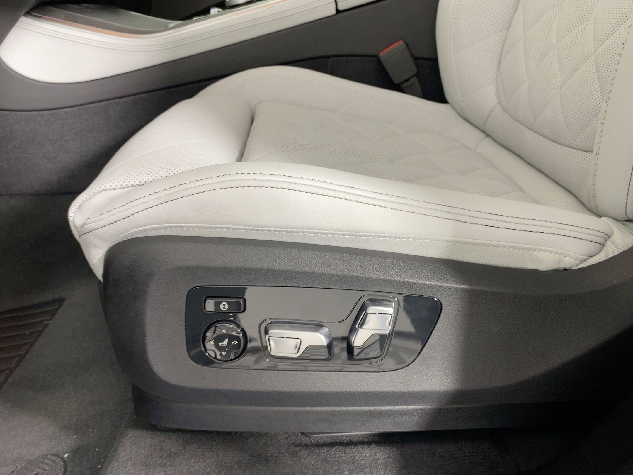 Used 2026 BMW X5 xDrive40i w/ Climate Comfort Package image 11