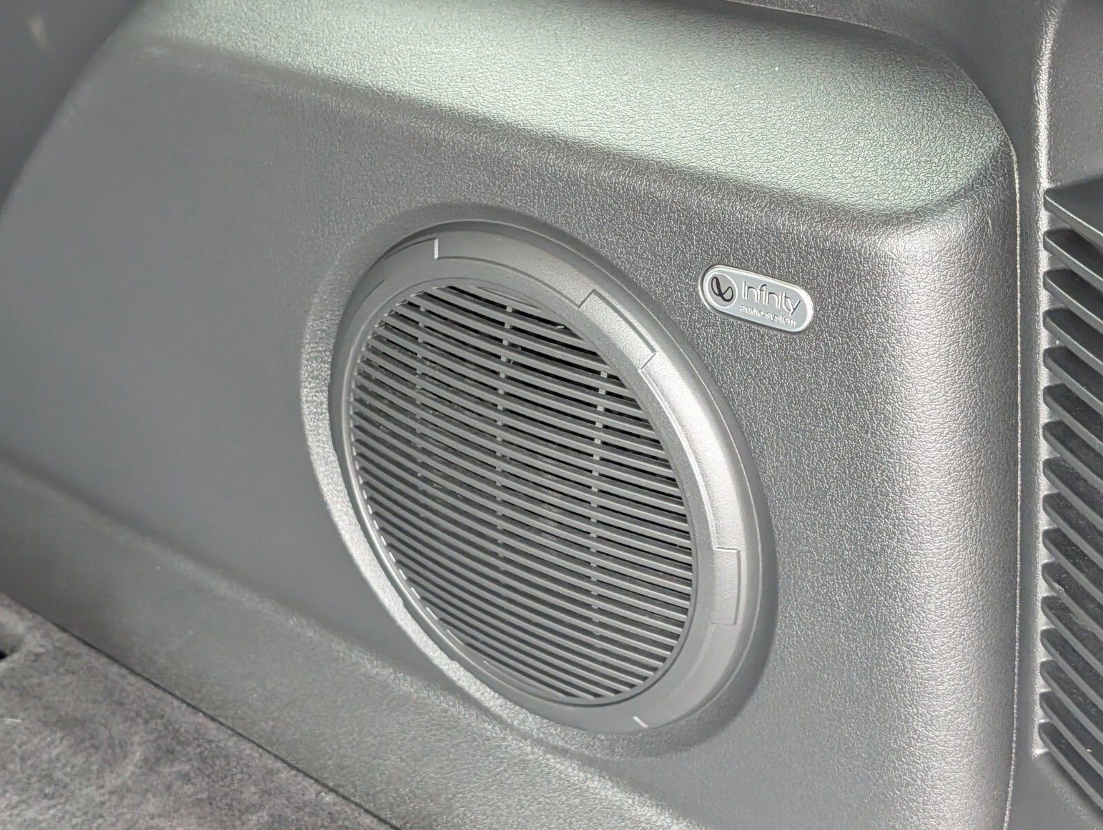 Used 2010 Jeep Liberty Limited w/ Tire & Wheel Group image 17