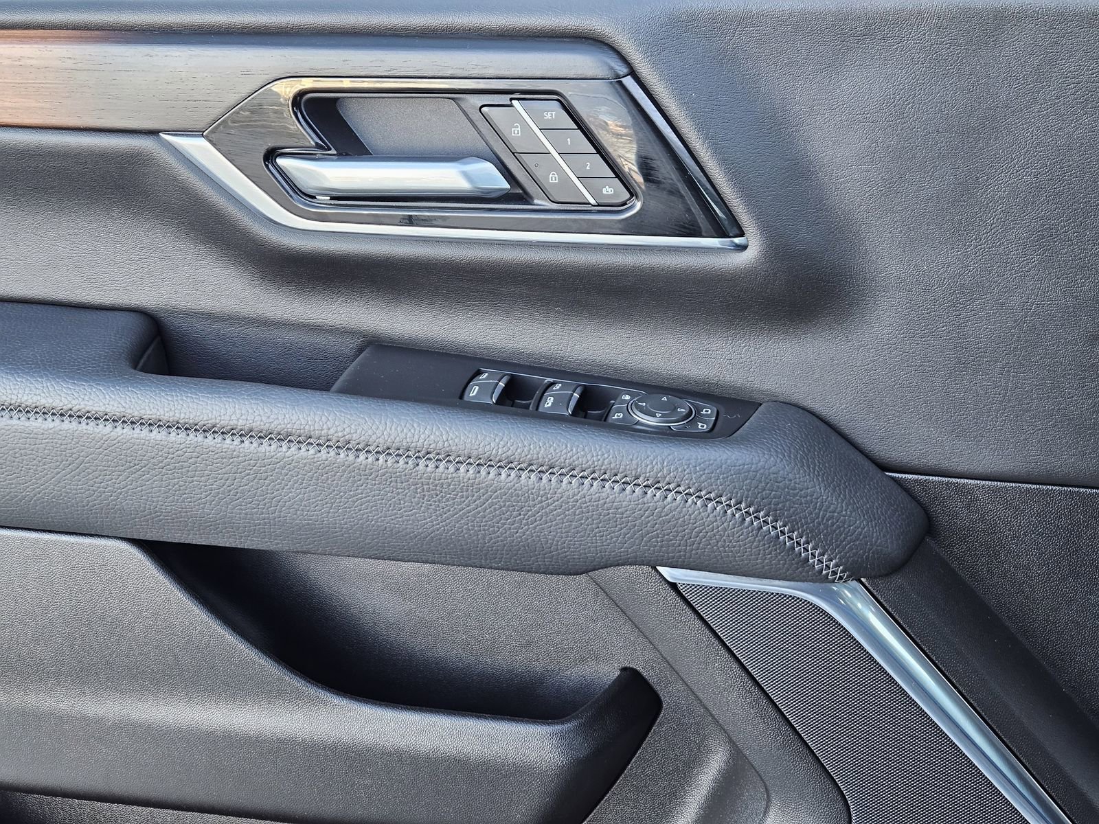 Used 2025 GMC Yukon XL Denali image 31