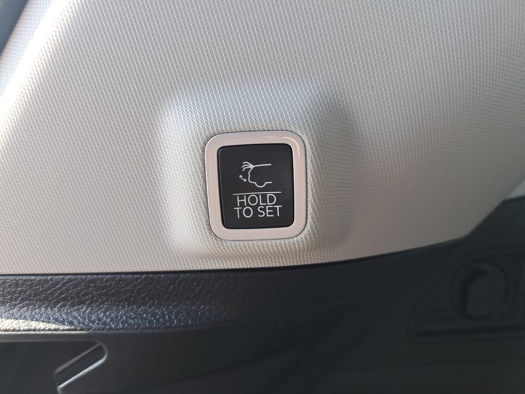 Certified 2023 Jeep Grand Cherokee Limited w/ Luxury Tech Group II AWD/4WD image 14