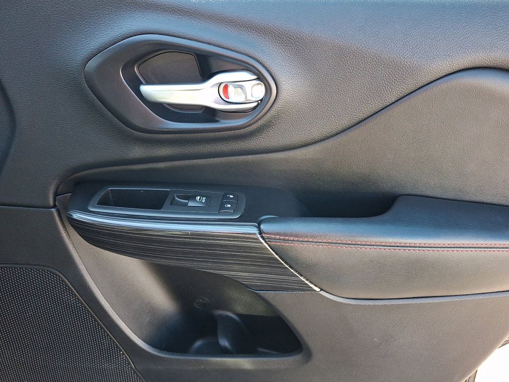 Used 2014 Jeep Cherokee Trailhawk image 10