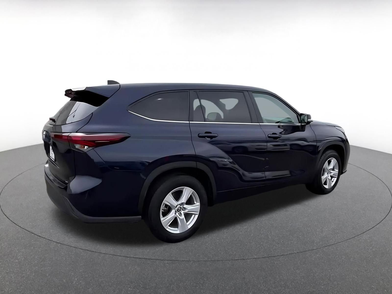 Used 2025 Toyota Highlander LE FWD image 13
