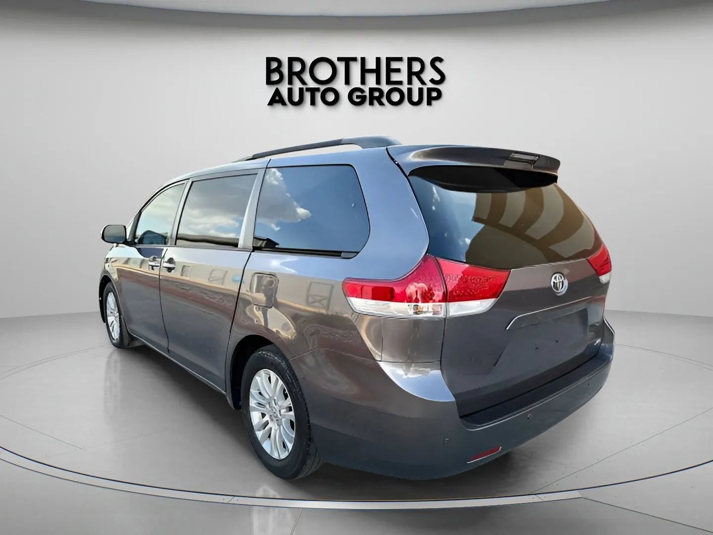 Used 2014 Toyota Sienna XLE image 8