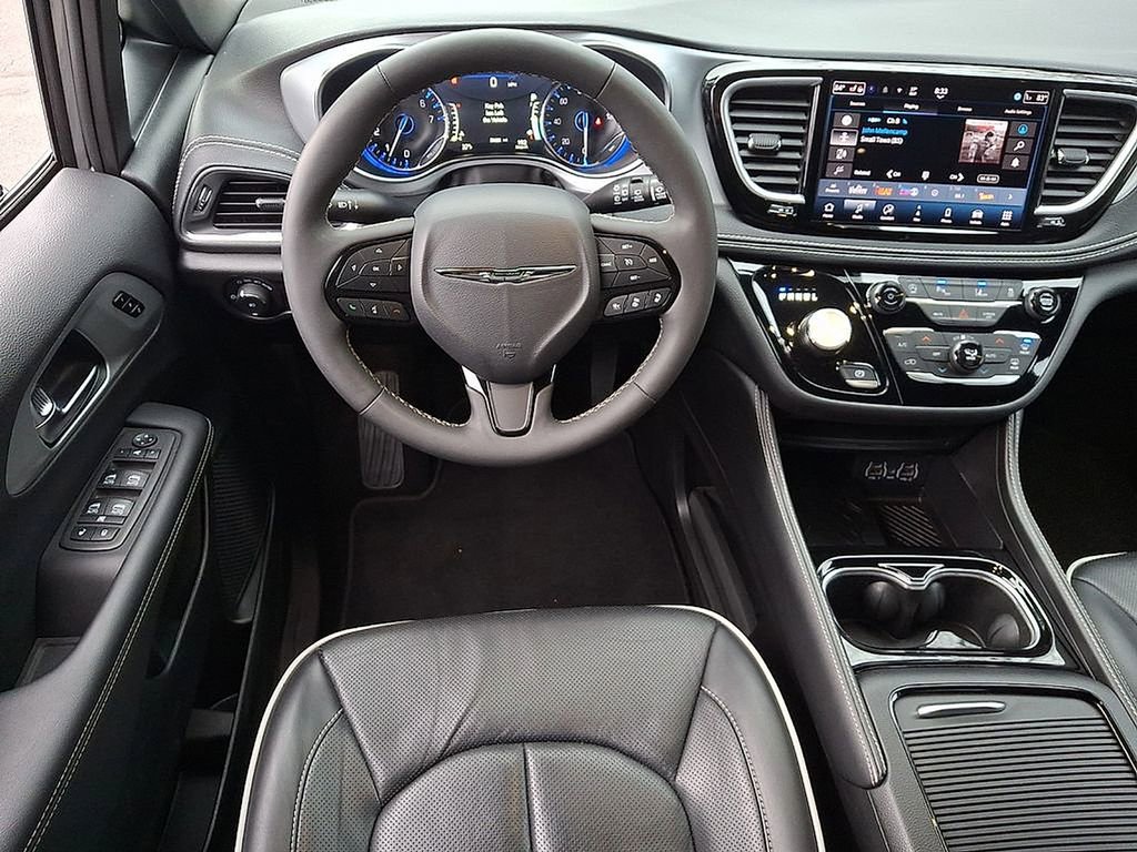 Used 2025 Chrysler Pacifica Limited FWD image 11