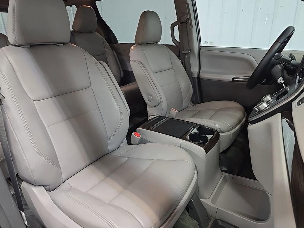 Used 2017 Toyota Sienna XLE w/ XLE Navigation Package image 15