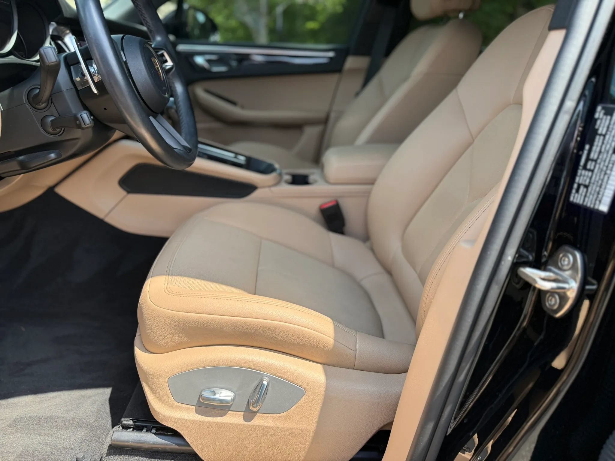 Used 2023 Porsche Macan AWD/4WD image 35