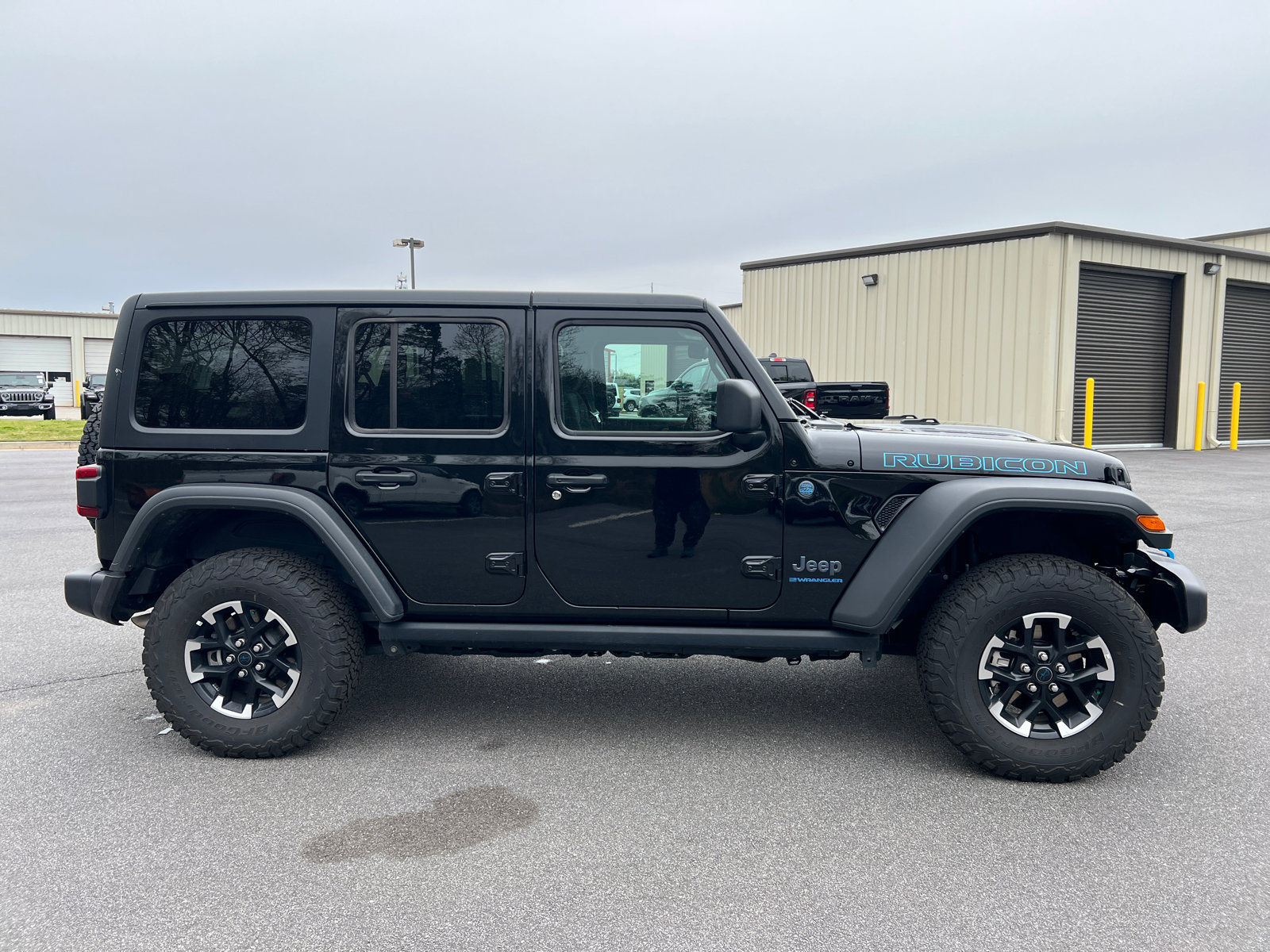 Used 2025 Jeep Wrangler Unlimited Rubicon 4xe w/ Convenience Group image 4