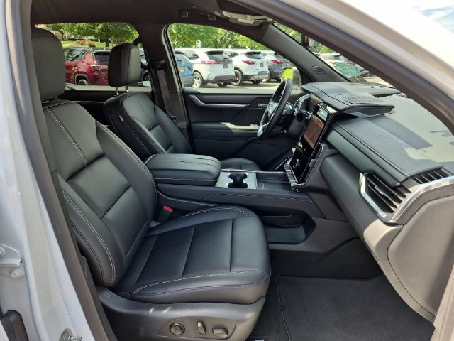 Used 2026 GMC Acadia Elevation w/ Elevation Premium Package FWD image 30