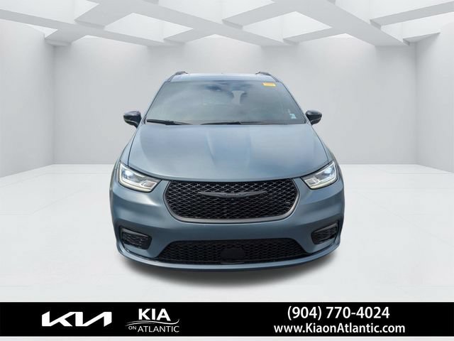 Used 2024 Chrysler Pacifica Limited w/ S Appearance Package FWD image 8