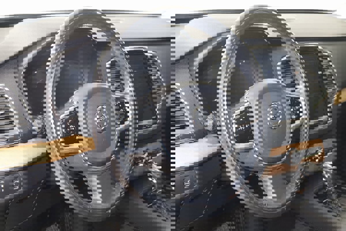 Used 2022 Volvo XC90 T6 Momentum w/ Climate Package image 6