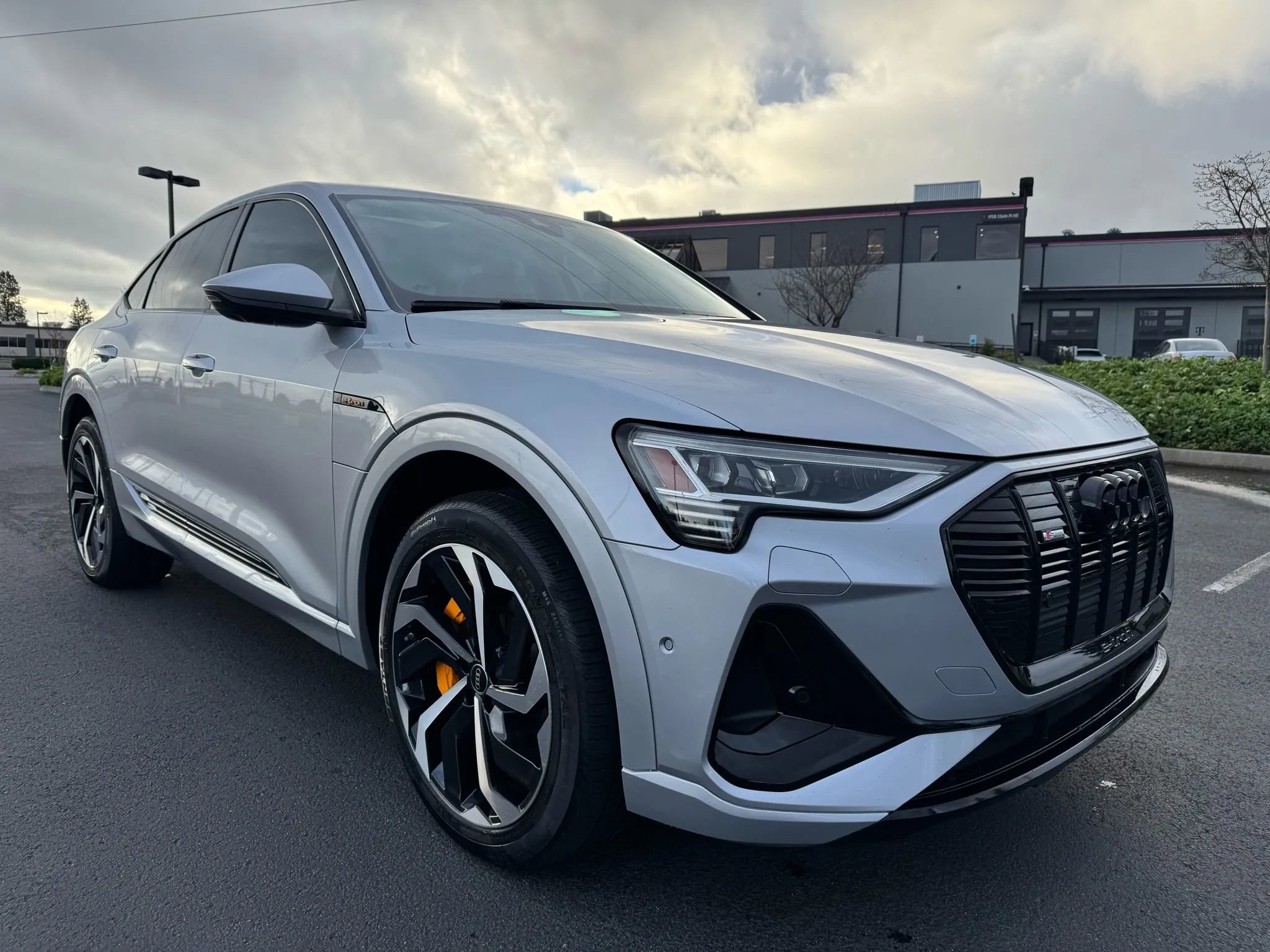 Used 2022 Audi e-tron Premium Plus w/ Premium Plus Package image 2