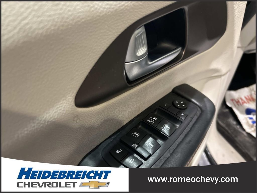 Used 2017 Chrysler Pacifica Touring-L image 12