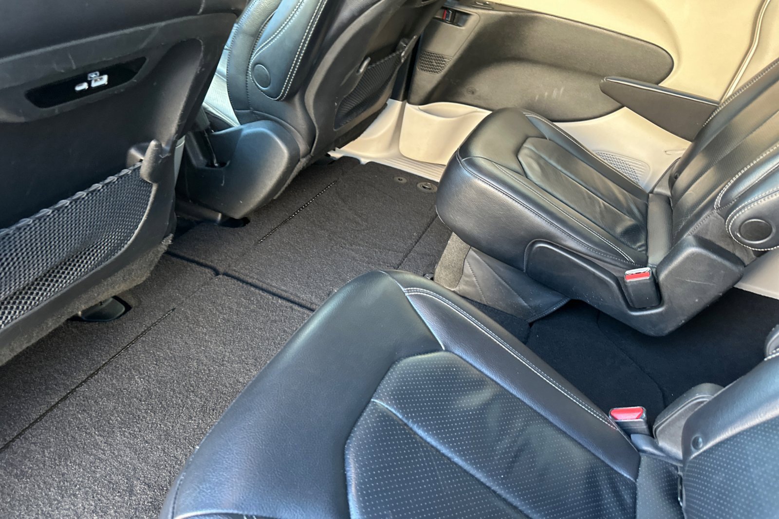 Used 2022 Chrysler Pacifica Touring-L image 13