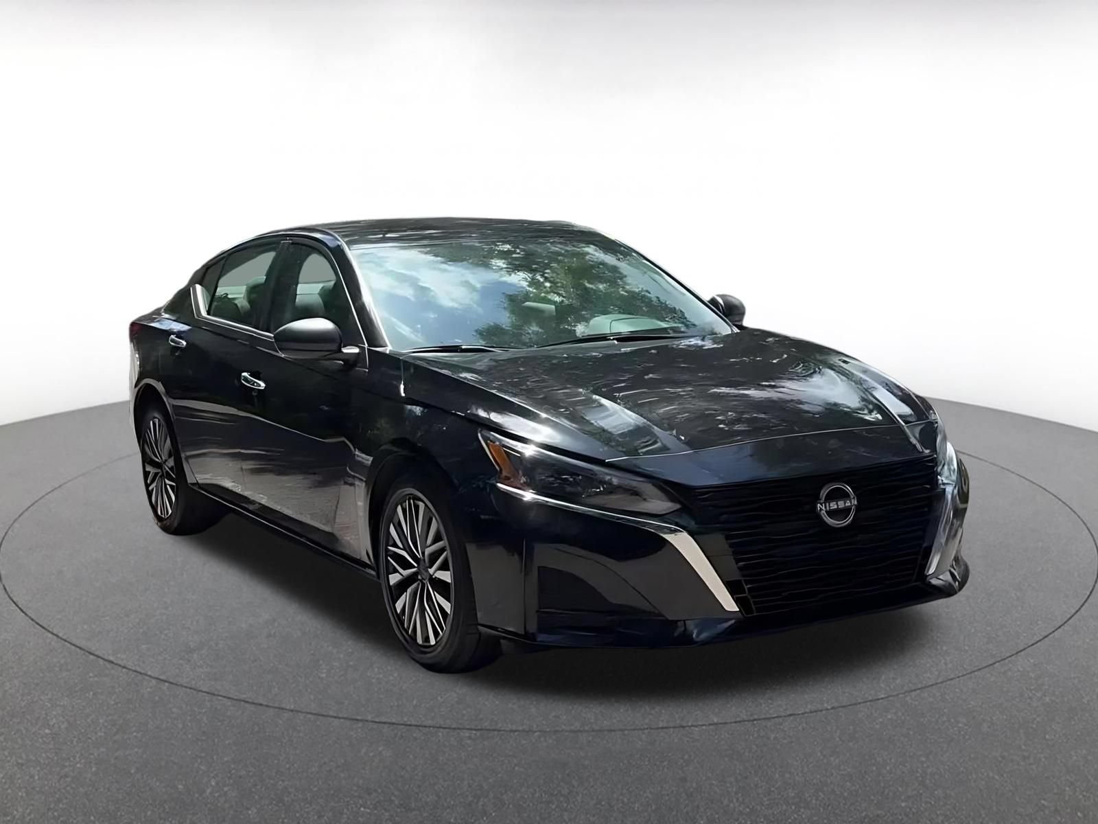 Used 2025 Nissan Altima 2.5 SV FWD image 3