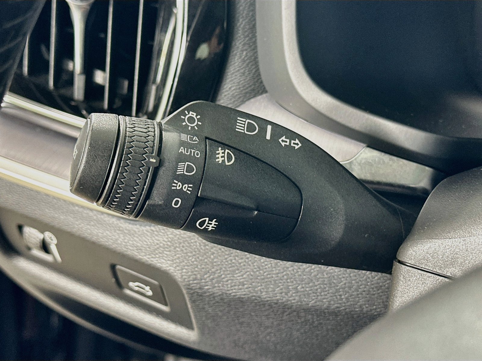 Used 2019 Volvo S60 T6 Momentum w/ Multimedia Package AWD/4WD image 20