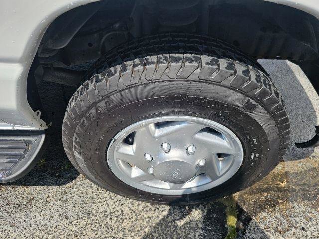Used 2011 Ford E-350 and Econoline 350 XLT RWD image 40