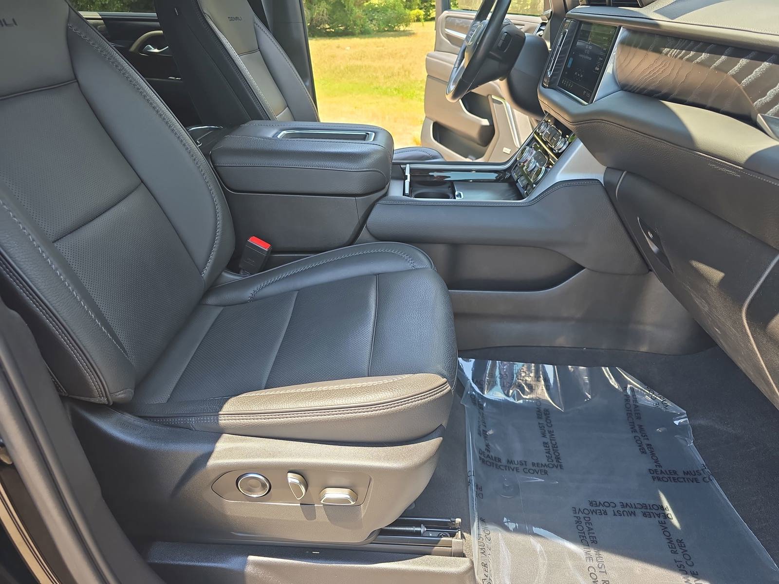 Used 2021 GMC Yukon XL Denali w/ Denali Premium Package AWD/4WD image 10