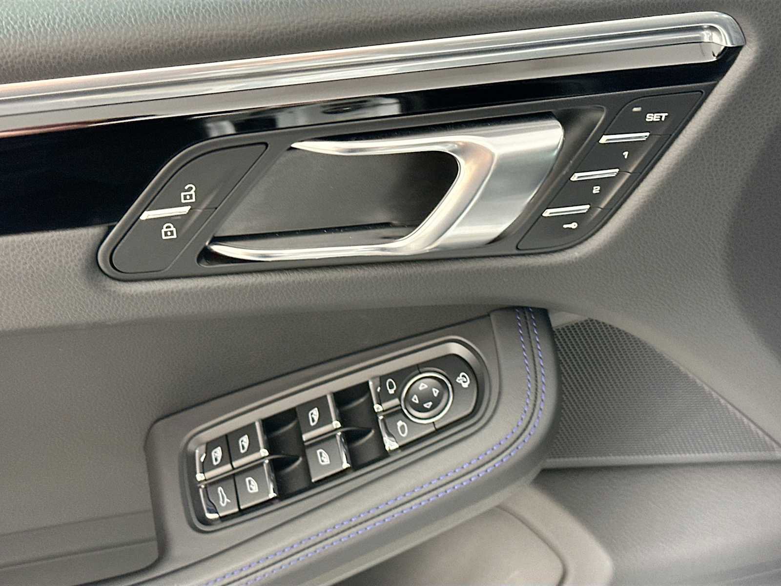 Certified 2025 Porsche Macan image 11