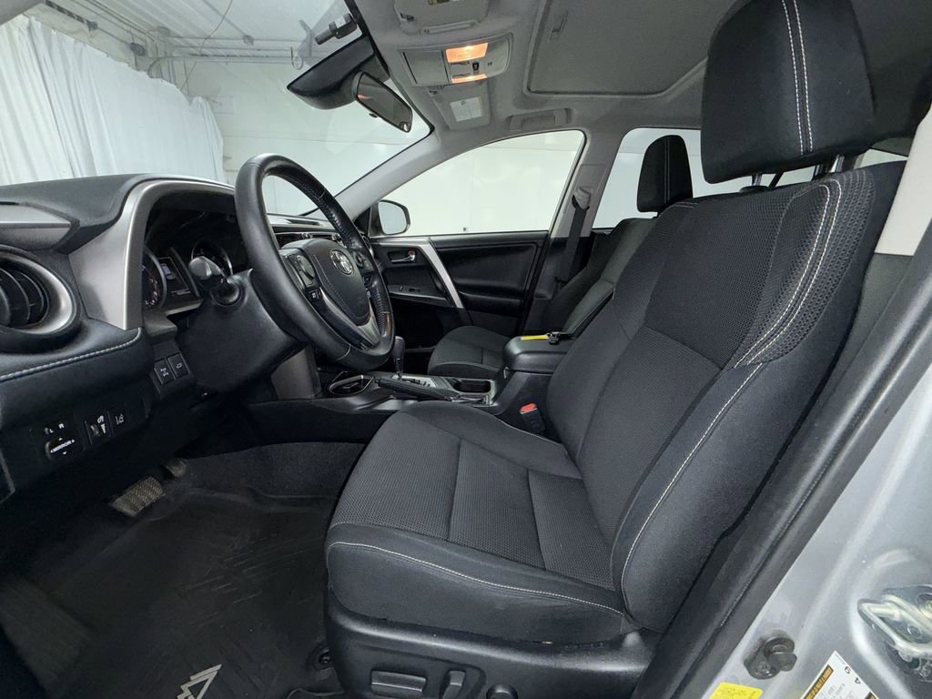 Used 2018 Toyota RAV4 XLE AWD/4WD image 12