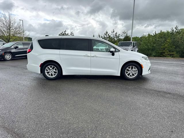 Used 2023 Chrysler Pacifica Touring-L FWD image 3