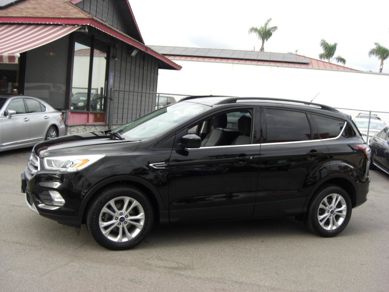 Used 2017 Ford Escape SE w/ Equipment Group 201A FWD image 3