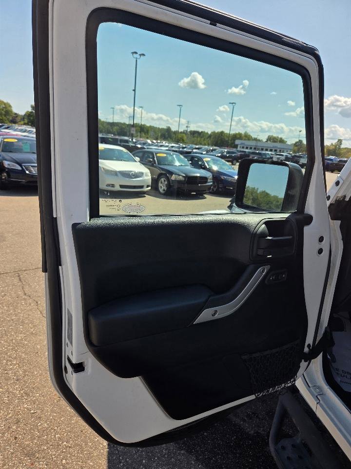 Used 2017 Jeep Wrangler Unlimited Sahara w/ Dual Top Group AWD/4WD image 10
