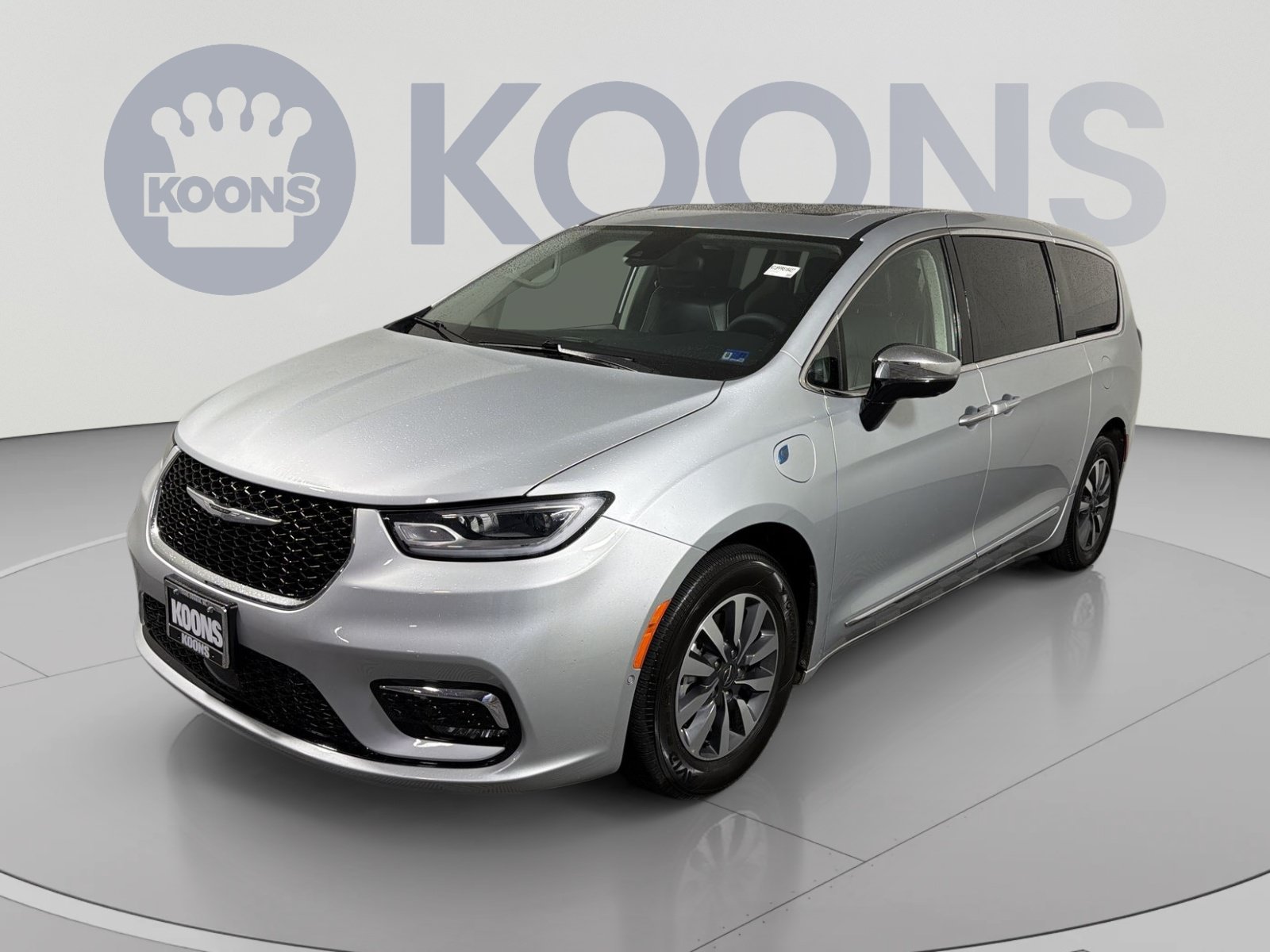 Used 2023 Chrysler Pacifica Limited w/ Uconnect Theater Family Group