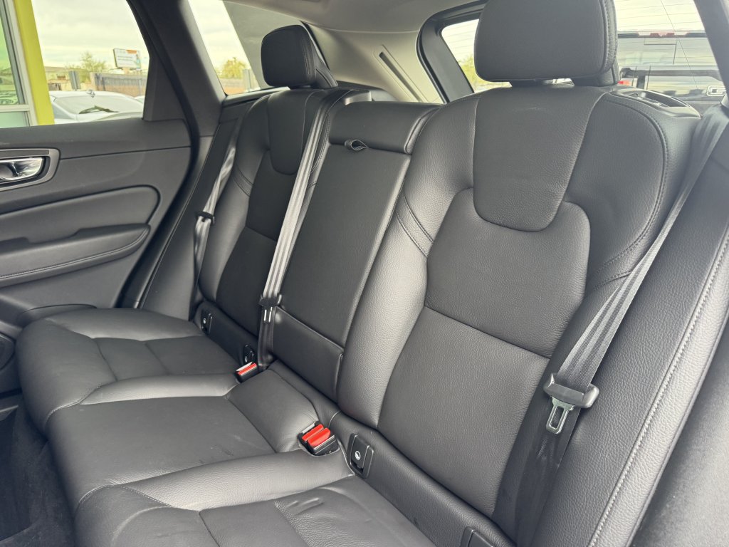 Used 2022 Volvo XC60 B5 Momentum w/ Climate Package AWD/4WD image 36
