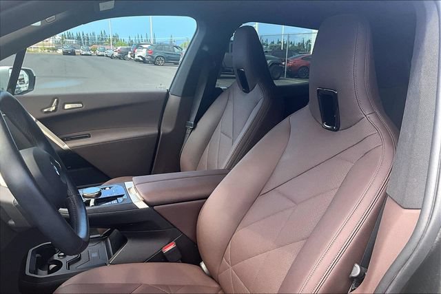 Used 2024 BMW iX xDrive50 w/ Premium Package AWD/4WD image 25