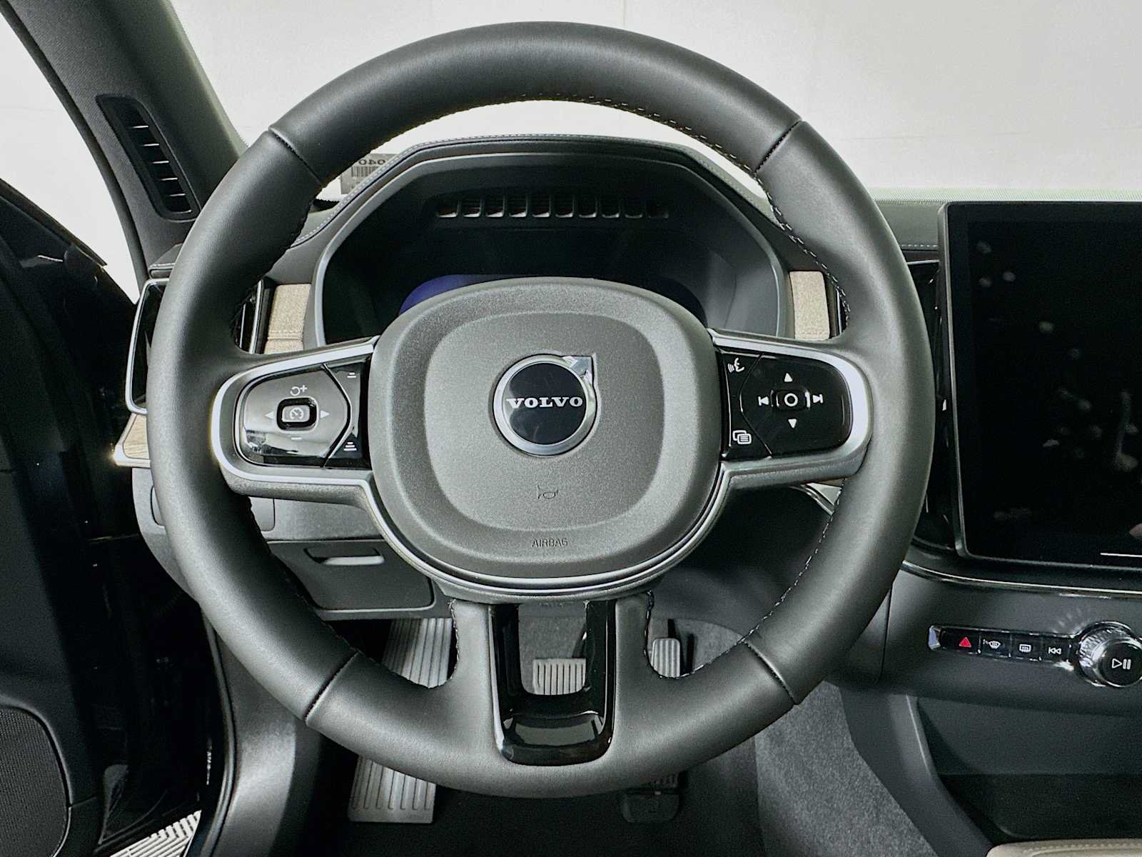New 2026 Volvo XC90 B6 Plus w/ Protection Package Premier AWD/4WD image 11