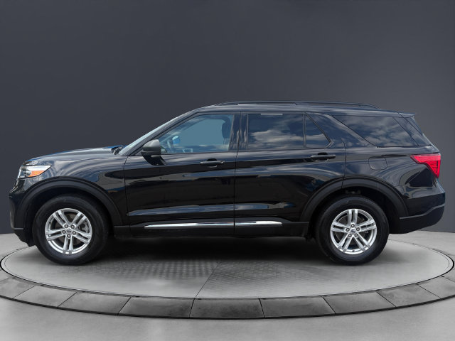 Used 2023 Ford Explorer XLT AWD/4WD image 2
