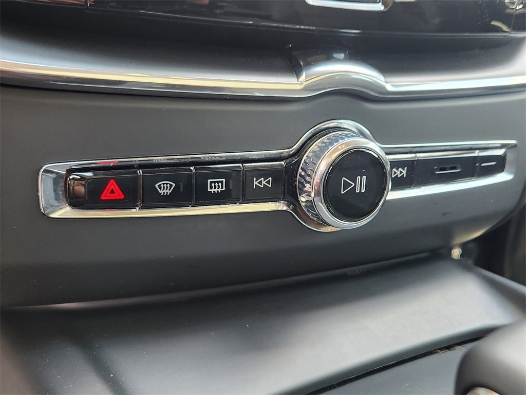 Used 2025 Volvo XC60 B5 Core image 15