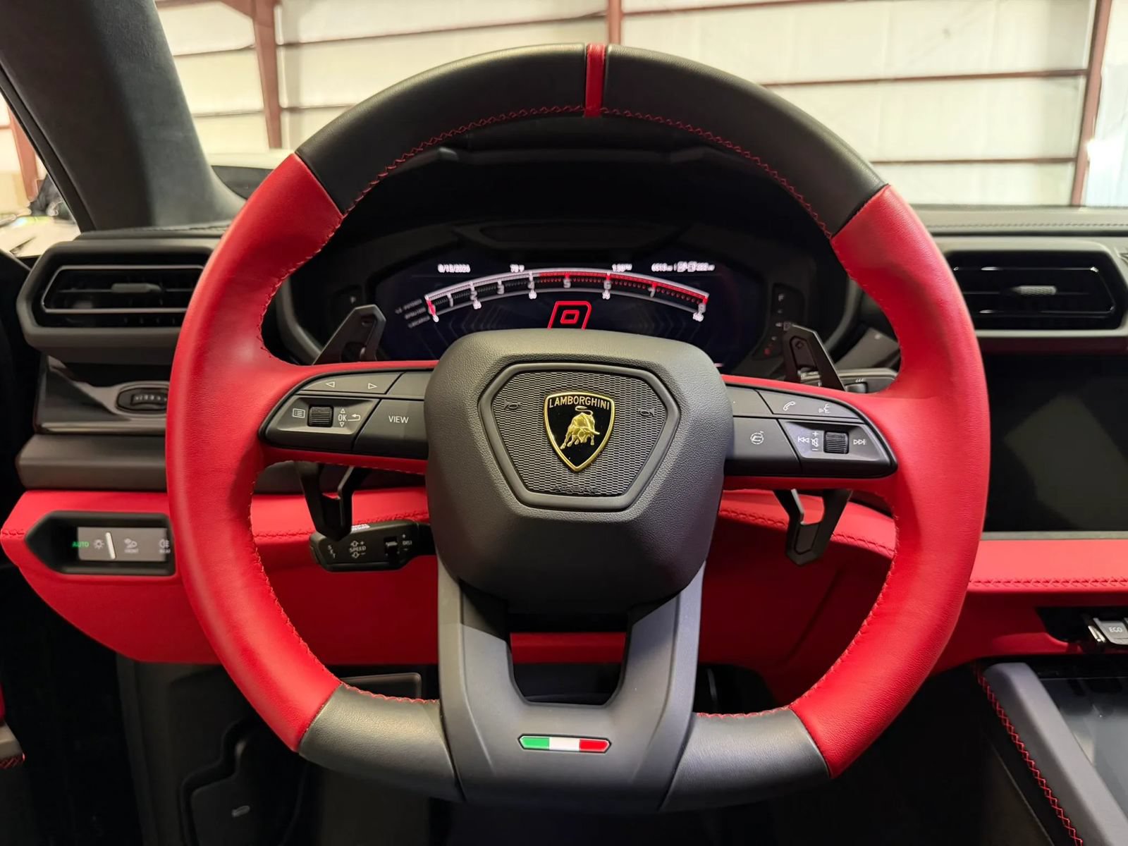 Used 2025 Lamborghini Urus SE AWD/4WD image 32