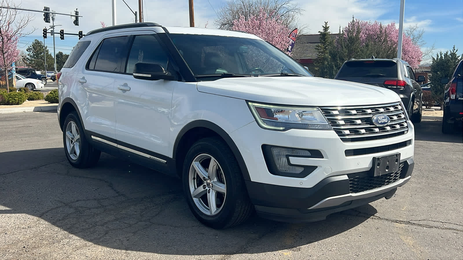 Used 2017 Ford Explorer XLT w/ Equipment Group 202A image 3