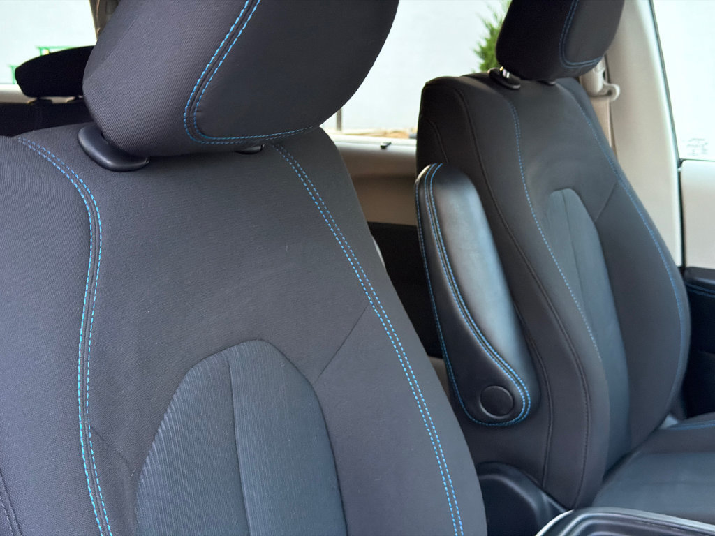 Used 2021 Chrysler Pacifica Touring FWD image 12