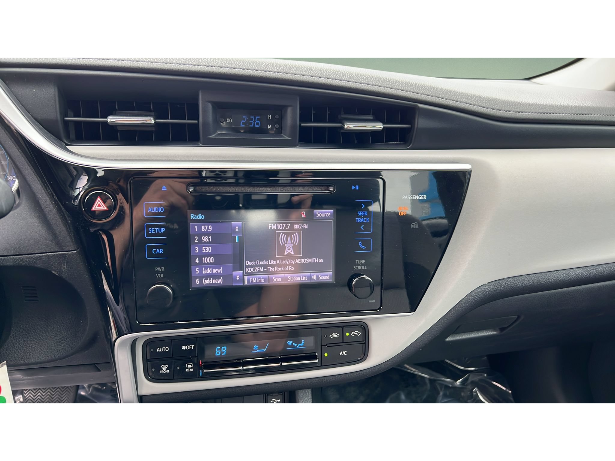 Used 2017 Toyota Corolla LE w/ Carpet Mat Package (TMS) FWD image 17