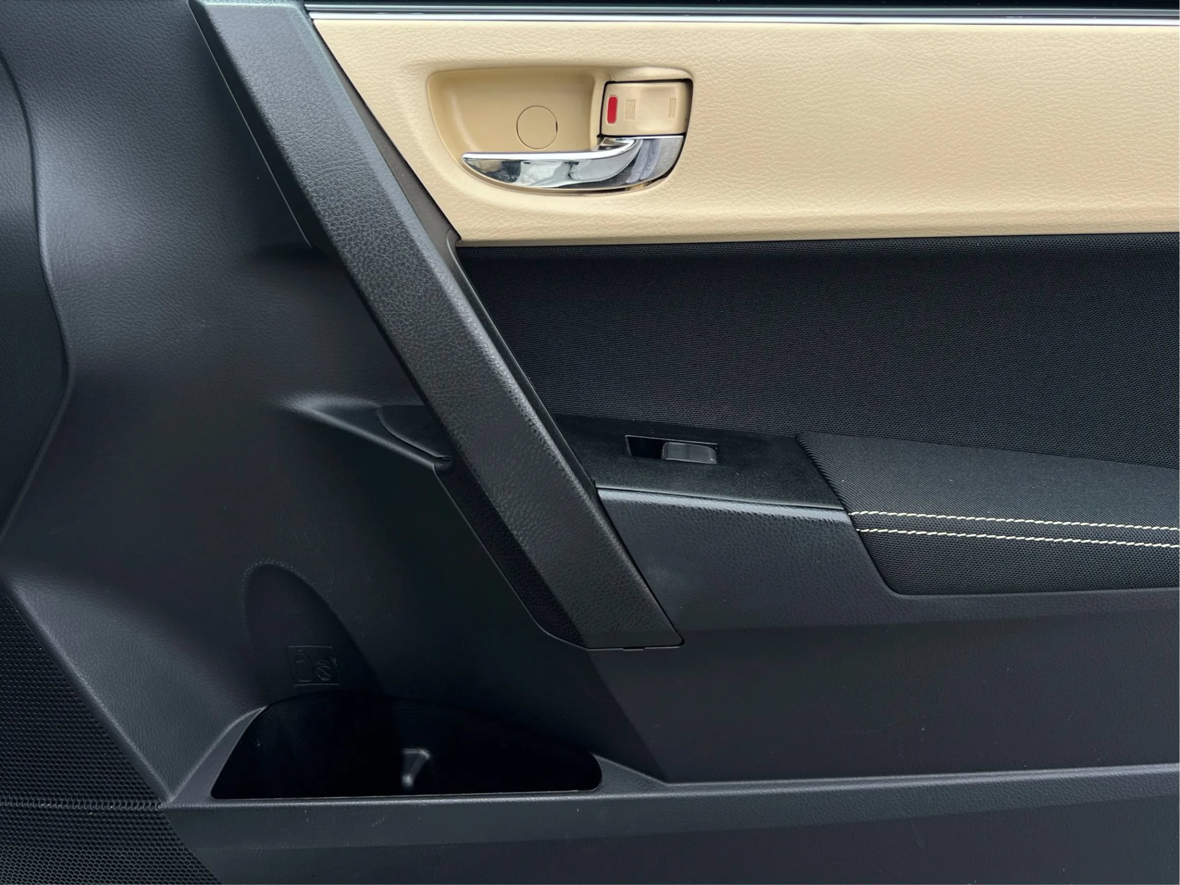Used 2017 Toyota Corolla LE FWD image 39