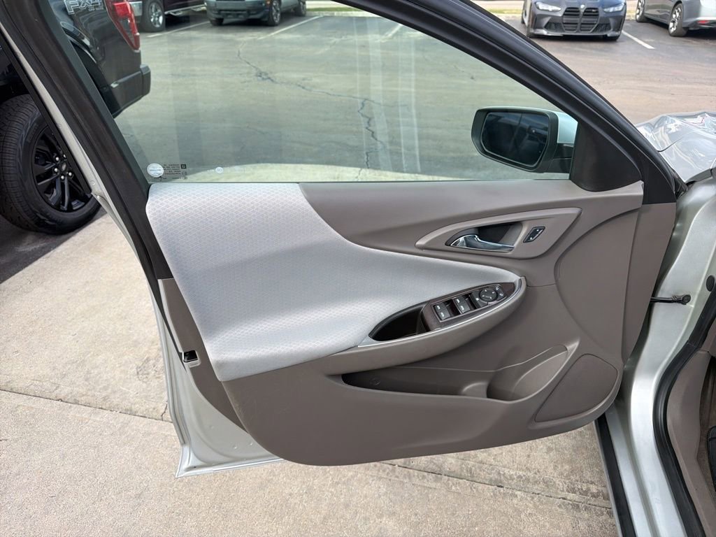 Used 2017 Chevrolet Malibu LT image 13