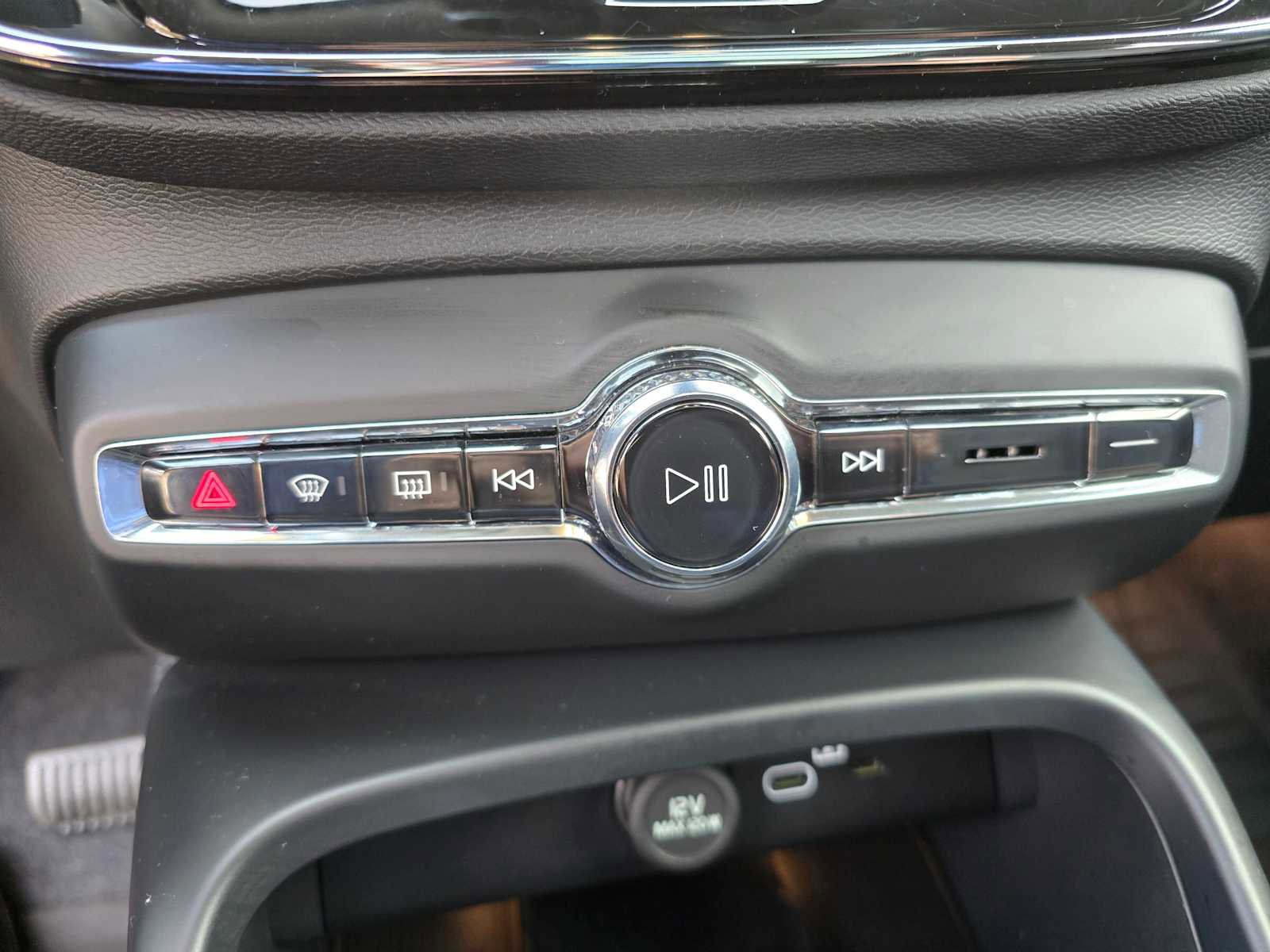 Used 2025 Volvo XC40 B5 Core w/ Protection Package Premier image 26